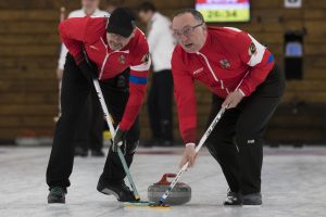 David Havlena (CZE) et Karel Hradec (CZE) durant les championnats du monde de curling senior, ce samedi 23 avril 2022 au Centre Sportif de Sous-Moulin a Thonex (Bastien Gallay / GallayPhoto)