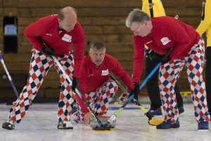 Bent Ramsfjell (NOR), Espen De Lange (NOR), Morten Tveit (NOR), durant les championnats du monde de curling senior, ce samedi 23 avril 2022 au Centre Sportif de Sous-Moulin a Thonex (Bastien Gallay / GallayPhoto)