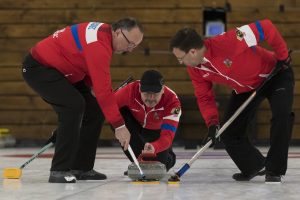 Karel Hradec (CZE), David Havlena (CZE) et Marek Brozek (CZE), durant les championnats du monde de curling senior, ce samedi 23 avril 2022 au Centre Sportif de Sous-Moulin a Thonex (Bastien Gallay / GallayPhoto)