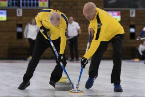 Gerry Waahlin (SWE) et Anders Eriksson (SWE), durant les championnats du monde de curling senior, ce samedi 23 avril 2022 au Centre Sportif de Sous-Moulin a Thonex (Bastien Gallay / GallayPhoto)