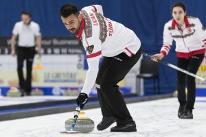 Muhammed Zeki Ucan (TUR) et Dilsat Yildiz (TUR), durant les championnats du monde de curling de double mixte, ce samedi 23 avril 2022 au Centre Sportif de Sous-Moulin a Thonex (Bastien Gallay / GallayPhoto)