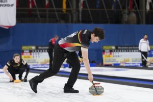 Pia-Lisa Schoell (GER), Klaudius Harsch (GER), durant les championnats du monde de curling de double mixte, ce samedi 23 avril 2022 au Centre Sportif de Sous-Moulin a Thonex (Bastien Gallay / GallayPhoto)