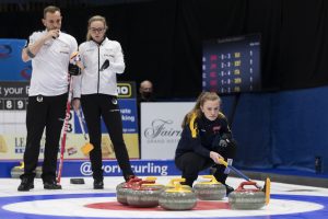 Sven Michel (CHE), Alina Paetz (CHE), Isabella Wranaa (SWE) durant les championnats du monde de curling de double mixte, ce samedi 23 avril 2022 au Centre Sportif de Sous-Moulin a Thonex (Bastien Gallay / GallayPhoto)