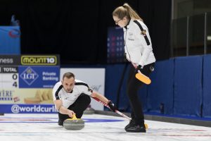 Sven Michel (CHE) et Alina Paetz (CHE), durant les championnats du monde de curling de double mixte, ce samedi 23 avril 2022 au Centre Sportif de Sous-Moulin a Thonex (Bastien Gallay / GallayPhoto)