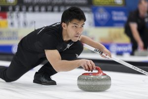 Yasumasa Tanida (JPN), durant les championnats du monde de curling de double mixte, ce samedi 23 avril 2022 au Centre Sportif de Sous-Moulin a Thonex (Bastien Gallay / GallayPhoto)