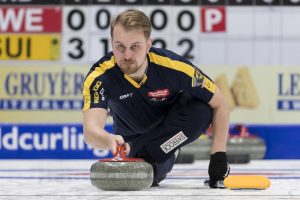 Rasmus Wranaa (SWE) durant les championnats du monde de curling de double mixte, ce samedi 23 avril 2022 au Centre Sportif de Sous-Moulin a Thonex (Bastien Gallay / GallayPhoto)