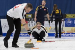 Sven Michel (CHE) et Alina Paetz (CHE), durant les championnats du monde de curling de double mixte, ce samedi 23 avril 2022 au Centre Sportif de Sous-Moulin a Thonex (Bastien Gallay / GallayPhoto)