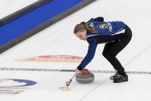 Lotta Immonen (FIN), durant les championnats du monde de curling de double mixte, ce dimanche 24 avril 2022 au Centre Sportif de Sous-Moulin a Thonex (Bastien Gallay / GallayPhoto)