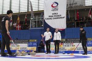 Yasumasa Tanida (JPN), Sven Michel (CHE), Alina Paetz (CHE), Chiaki Matsumura (JPN), durant les championnats du monde de curling de double mixte, ce dimanche 24 avril 2022 au Centre Sportif de Sous-Moulin a Thonex (Bastien Gallay / GallayPhoto)