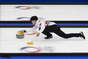 Kijeong Lee (KOR), durant les championnats du monde de curling de double mixte, ce dimanche 24 avril 2022 au Centre Sportif de Sous-Moulin a Thonex (Bastien Gallay / GallayPhoto)