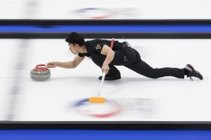 Yasumasa Tanida (JPN), durant les championnats du monde de curling de double mixte, ce dimanche 24 avril 2022 au Centre Sportif de Sous-Moulin a Thonex (Bastien Gallay / GallayPhoto)
