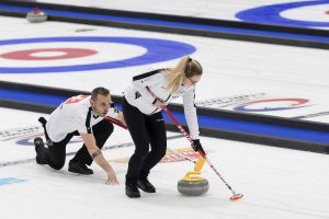 Sven Michel (CHE) et Alina Paetz (CHE), durant les championnats du monde de curling de double mixte, ce dimanche 24 avril 2022 au Centre Sportif de Sous-Moulin a Thonex (Bastien Gallay / GallayPhoto)