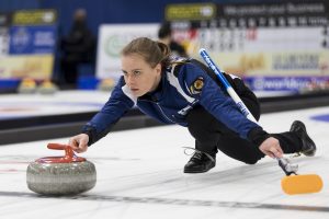 Lotta Immonen (FIN), durant les championnats du monde de curling de double mixte, ce dimanche 24 avril 2022 au Centre Sportif de Sous-Moulin a Thonex (Bastien Gallay / GallayPhoto)