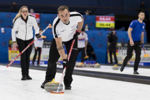 Alina Paetz (CHE) et Sven Michel (CHE), durant les championnats du monde de curling de double mixte, ce dimanche 24 avril 2022 au Centre Sportif de Sous-Moulin a Thonex (Bastien Gallay / GallayPhoto)
