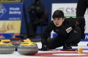 Chiaki Matsumura (JPN), durant les championnats du monde de curling de double mixte, ce dimanche 24 avril 2022 au Centre Sportif de Sous-Moulin a Thonex (Bastien Gallay / GallayPhoto)