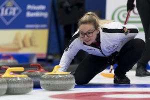 Alina Paetz (CHE), durant les championnats du monde de curling de double mixte, ce dimanche 24 avril 2022 au Centre Sportif de Sous-Moulin a Thonex (Bastien Gallay / GallayPhoto)