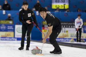 Chiaki Matsumura (JPN) et Yasumasa Tanida (JPN), durant les championnats du monde de curling de double mixte, ce dimanche 24 avril 2022 au Centre Sportif de Sous-Moulin a Thonex (Bastien Gallay / GallayPhoto)
