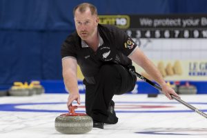 Warren Dobson (NZL), durant les championnats du monde de curling de double mixte, ce lundi 25 avril 2022 au Centre Sportif de Sous-Moulin a Thonex (Bastien Gallay / GallayPhoto)