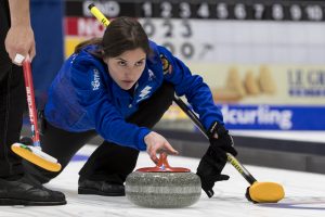 Stefania Constantini (ITA), durant les championnats du monde de curling de double mixte, ce lundi 25 avril 2022 au Centre Sportif de Sous-Moulin a Thonex (Bastien Gallay / GallayPhoto)