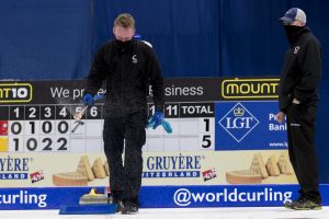 Les officiels refont la glace après le 4eme end, durant les championnats du monde de curling de double mixte, ce lundi 25 avril 2022 au Centre Sportif de Sous-Moulin a Thonex (Bastien Gallay / GallayPhoto)
