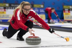 Alina Paetz (CHE), durant les championnats du monde de curling de double mixte, ce lundi 25 avril 2022 au Centre Sportif de Sous-Moulin a Thonex (Bastien Gallay / GallayPhoto)