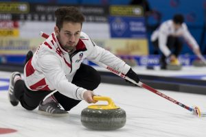 Henrik Holtermann (DEN), durant les championnats du monde de curling de double mixte, ce lundi 25 avril 2022 au Centre Sportif de Sous-Moulin a Thonex (Bastien Gallay / GallayPhoto)