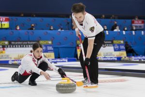 Jasmin Lander (DEN), Henrik Holtermann (DEN), durant les championnats du monde de curling de double mixte, ce lundi 25 avril 2022 au Centre Sportif de Sous-Moulin a Thonex (Bastien Gallay / GallayPhoto)