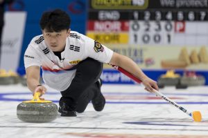 Kijeong Lee (KOR), durant les championnats du monde de curling de double mixte, ce lundi 25 avril 2022 au Centre Sportif de Sous-Moulin a Thonex (Bastien Gallay / GallayPhoto)