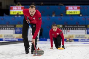 Magnus Ramsfjell (NOR), Maia Ramsfjell (NOR), durant les championnats du monde de curling de double mixte, ce lundi 25 avril 2022 au Centre Sportif de Sous-Moulin a Thonex (Bastien Gallay / GallayPhoto)