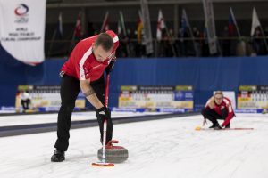 Sven Michel (CHE), Alina Paetz (CHE), durant les championnats du monde de curling de double mixte, ce lundi 25 avril 2022 au Centre Sportif de Sous-Moulin a Thonex (Bastien Gallay / GallayPhoto)