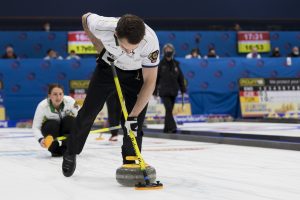 Tahli Gill (AUS), Dean Hewitt (AUS), durant les championnats du monde de curling de double mixte, ce mardi 26 avril 2022 au Centre Sportif de Sous-Moulin a Thonex (Photo Bastien Gallay / Lafargue Photos Sports)