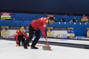 Oihane Otaegi (ESP), Mikel Unanue (ESP), durant les championnats du monde de curling de double mixte, ce mardi 26 avril 2022 au Centre Sportif de Sous-Moulin a Thonex (Photo Bastien Gallay / Lafargue Photos Sports)