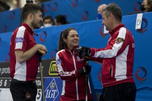 A. et B. Fowler, durant les championnats du monde de curling de double mixte, ce mardi 26 avril 2022 au Centre Sportif de Sous-Moulin a Thonex (Photo Bastien Gallay / Lafargue Photos Sports)