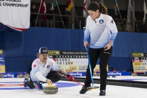 Matt Hamilton (USA), Becca Hamilton (USA), durant les championnats du monde de curling de double mixte, ce mardi 26 avril 2022 au Centre Sportif de Sous-Moulin a Thonex (Photo Bastien Gallay / Lafargue Photos Sports)