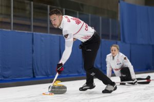 Brett Gallant (CAN), Jocelyn Peterman (CAN), durant les championnats du monde de curling de double mixte, ce mardi 26 avril 2022 au Centre Sportif de Sous-Moulin a Thonex (Photo Bastien Gallay / Lafargue Photos Sports)