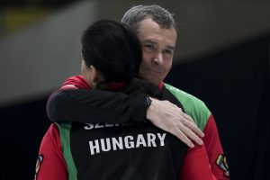 Ildiko Szekeres (HUN) de dos, Gyorgy Nagy (HUN), durant les championnats du monde de curling de double mixte, ce mardi 26 avril 2022 au Centre Sportif de Sous-Moulin a Thonex (Photo Bastien Gallay / Lafargue Photos Sports)