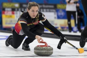 Pia-Lisa Schoell (GER), durant les championnats du monde de curling de double mixte, ce mardi 26 avril 2022 au Centre Sportif de Sous-Moulin a Thonex (Photo Bastien Gallay / Lafargue Photos Sports)