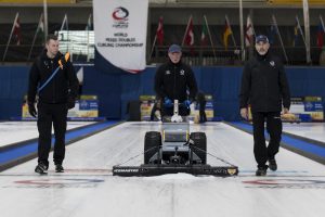 Un officiel refait la glace entre deux sessions, durant les championnats du monde de curling de double mixte, ce mardi 26 avril 2022 au Centre Sportif de Sous-Moulin a Thonex (Photo Bastien Gallay / Lafargue Photos Sports)