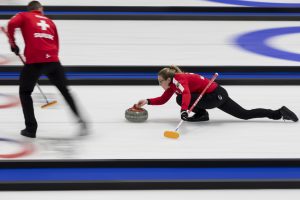 Sven Michel (CHE), Alina Paetz (CHE), durant les championnats du monde de curling de double mixte, ce mardi 26 avril 2022 au Centre Sportif de Sous-Moulin a Thonex (Photo Bastien Gallay / Lafargue Photos Sports)