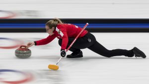 Alina Paetz (CHE), durant les championnats du monde de curling de double mixte, ce mardi 26 avril 2022 au Centre Sportif de Sous-Moulin a Thonex (Photo Bastien Gallay / Lafargue Photos Sports)
