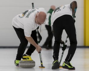 Robert Brianne (NGR), Daniel Damola (NGR), durant les championnats du monde de curling senior, ce mardi 26 avril 2022 au Centre Sportif de Sous-Moulin a Thonex (Photo Bastien Gallay / Lafargue Photos Sports)