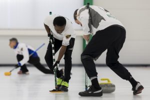 Daniel Damola (NGR), Charles Neimeth (NGR), durant les championnats du monde de curling senior, ce mardi 26 avril 2022 au Centre Sportif de Sous-Moulin a Thonex (Photo Bastien Gallay / Lafargue Photos Sports)