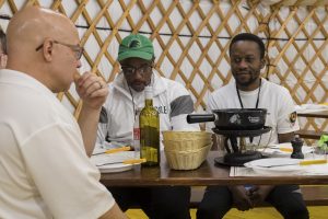 Daniel Damola (NGR) mange la fondue, durant les championnats du monde de curling de double mixte, ce mardi 26 avril 2022 au Centre Sportif de Sous-Moulin a Thonex (Bastien Gallay / GallayPhoto)