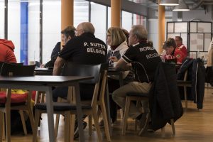 L'equipe belge regarde les matchs, durant les championnats du monde de curling de double mixte, ce mardi 26 avril 2022 au Centre Sportif de Sous-Moulin a Thonex (Bastien Gallay / GallayPhoto)