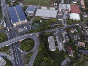 Vue aerienne au drone sur le centre sportif de sous-moulin, durant les championnats du monde de curling de double mixte, ce mardi 26 avril 2022 au Centre Sportif de Sous-Moulin a Thonex (Photo Bastien Gallay / Lafargue Photos Sports)