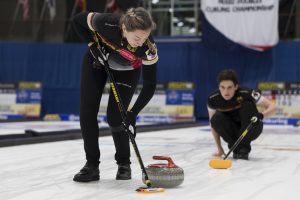 Pia-Lisa Schoell (GER), Klaudius Harsch (GER), durant la demi-finale opposant l'Ecosse a l'Allemagne lors des championnats du monde de curling de double mixte, ce vendredi 29 avril 2022 au Centre Sportif de Sous-Moulin a Thonex (Bastien Gallay / GallayPhoto)