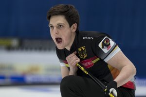 Klaudius Harsch (GER), durant la demi-finale opposant l'Ecosse a l'Allemagne lors des championnats du monde de curling de double mixte, ce vendredi 29 avril 2022 au Centre Sportif de Sous-Moulin a Thonex (Bastien Gallay / GallayPhoto)