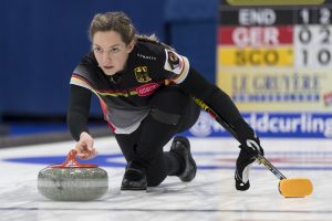 Pia-Lisa Schoell (GER), durant la demi-finale opposant l'Ecosse a l'Allemagne lors des championnats du monde de curling de double mixte, ce vendredi 29 avril 2022 au Centre Sportif de Sous-Moulin a Thonex (Bastien Gallay / GallayPhoto)