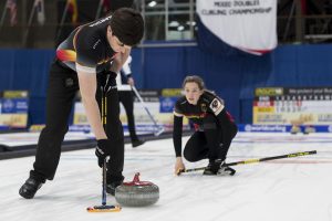 Klaudius Harsch (GER), Pia-Lisa Schoell (GER), durant la demi-finale opposant l'Ecosse a l'Allemagne lors des championnats du monde de curling de double mixte, ce vendredi 29 avril 2022 au Centre Sportif de Sous-Moulin a Thonex (Bastien Gallay / GallayPhoto)