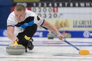 Bobby Lammie (SCO), durant la demi-finale opposant l'Ecosse a l'Allemagne lors des championnats du monde de curling de double mixte, ce vendredi 29 avril 2022 au Centre Sportif de Sous-Moulin a Thonex (Bastien Gallay / GallayPhoto)